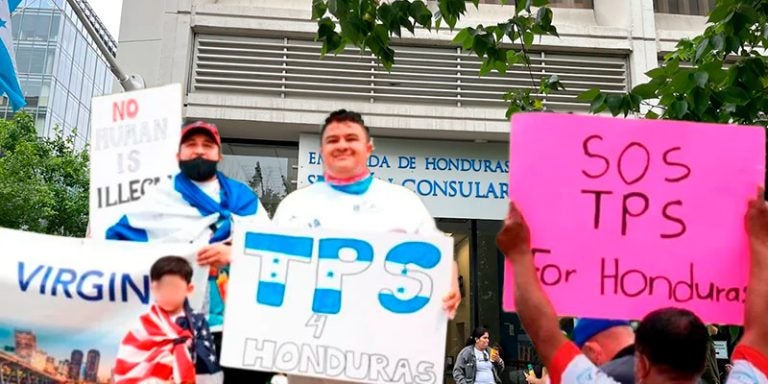 Hondureños protestarán frente a la embajada de Honduras en Washington por el TPS