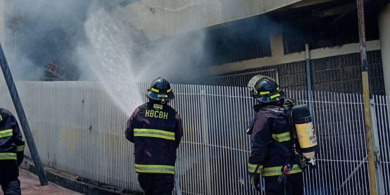 Bomberos sofocan incendio en la antigua instalaciones del Banco Central en TGU