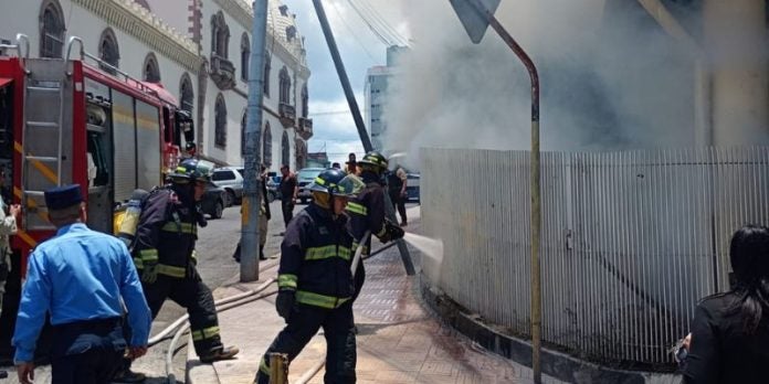 Bomberos sofocan incendio en la antigua instalaciones del Banco Central en TGU