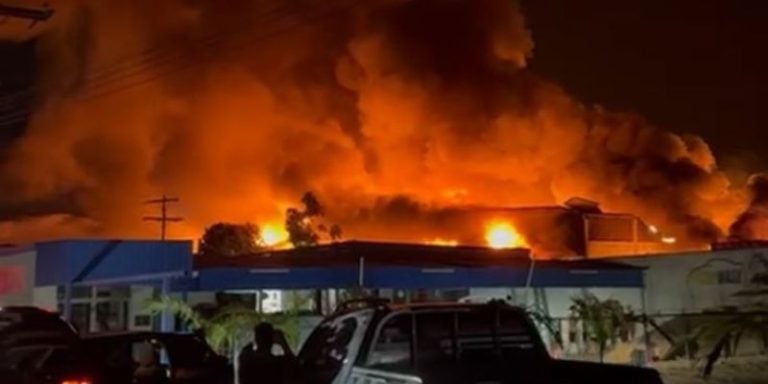 Incendio de grandes proporciones consume maquila frente a Los Castaños, SPS