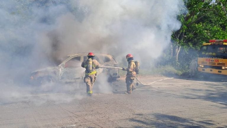 Carro toma fuego en plena vía pública de la colonia La Laguna, Comayagüela