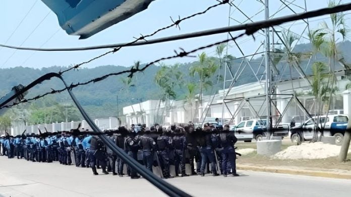 Policía custodia Koriun ante tomas