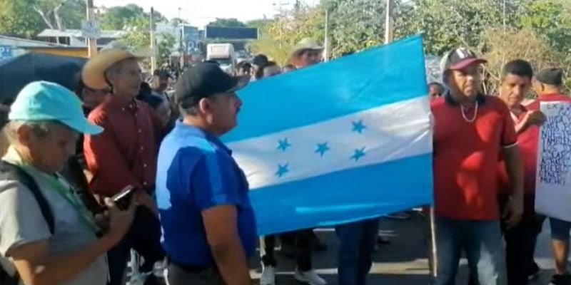 “El Gobierno nos debe de pagar”: Inversionistas de Koriun se toman carretera en Santa Bárbara