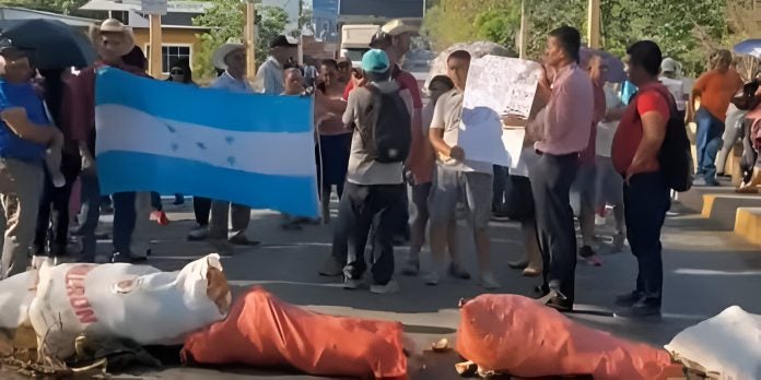 “El Gobierno nos debe de pagar”: Inversionistas de Koriun se toman carretera en Santa Bárbara