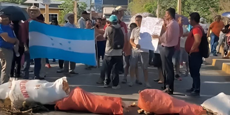 “El Gobierno nos debe de pagar”: Inversionistas de Koriun se toman carretera en Santa Bárbara
