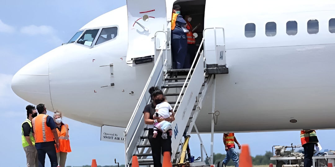 Con sueños rotos y la mirada al futuro: llegan a Honduras los primeros autodeportados de EEUU
