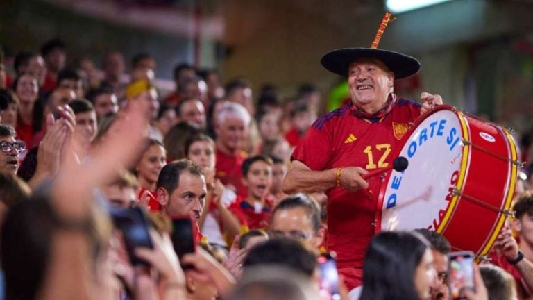 Fallece Manolo ‘El del Bombo’, el alma de la afición española que enfrentó a Honduras desde las gradas