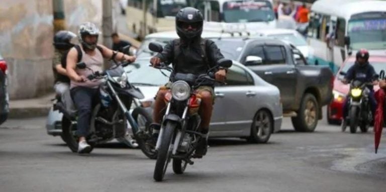 Presidenta Castro prohíbe circulación de motocicletas sin implementos de seguridad