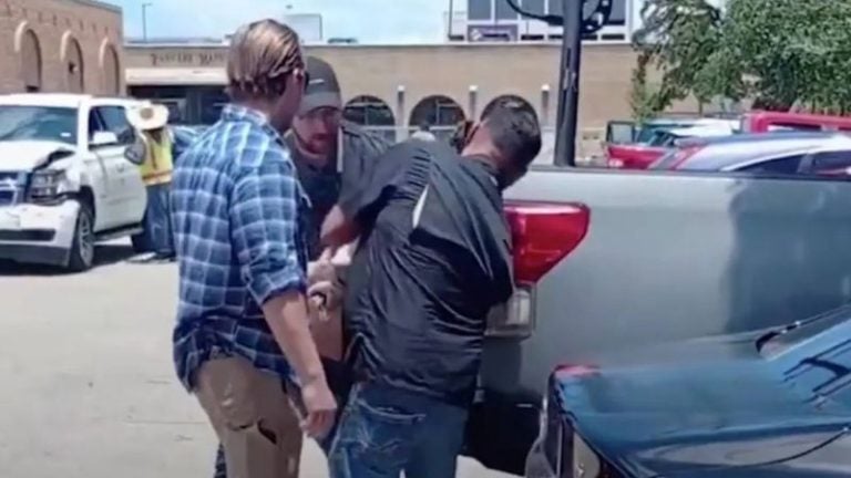 «¡Auxilio, mis hijos!»: el desgarrador clamor de madre migrante detenida por ICE