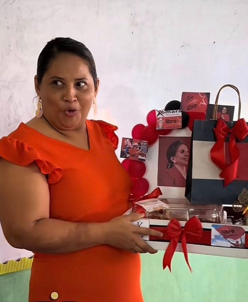 Maestra recibe regalo inspirado en la presidenta Xiomara Castro