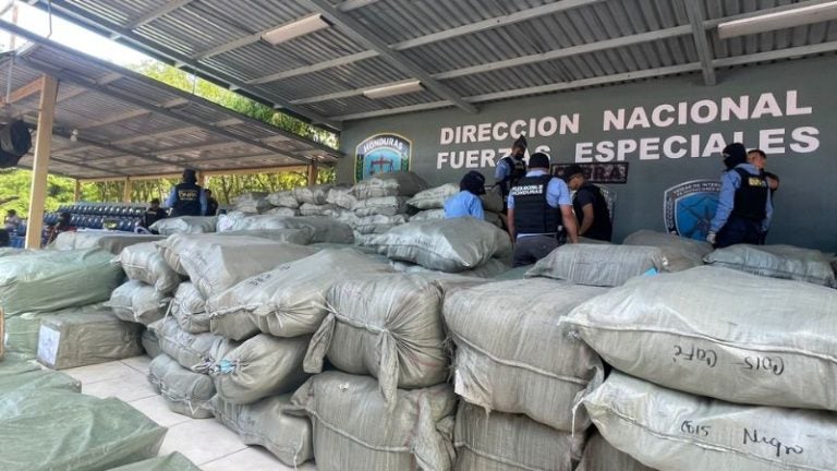 Decomisan L6 millones en mercadería de contrabando y arrestan a 4 sujetos en Tatumbla
