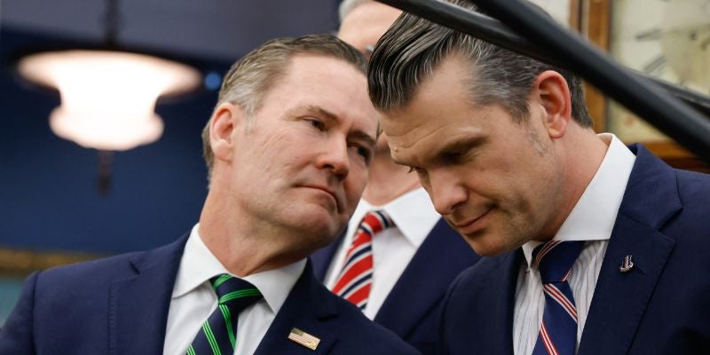 Asesor de seguridad de Trump, Mike Waltz, deja su cargo