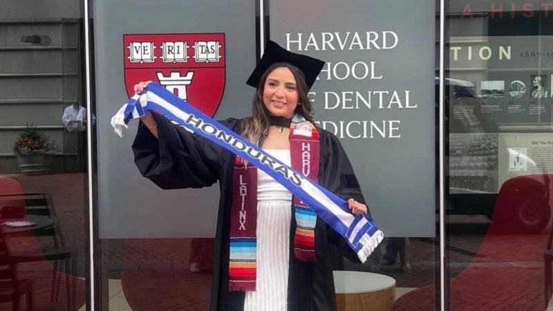Hondureña culmina su carrera en Harvard