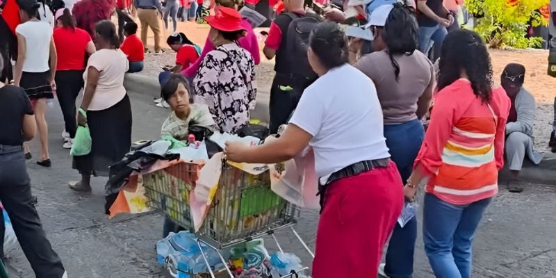 Niña conmueve al empujar la carreta de ventas junto a su madre en el Día del Trabajador