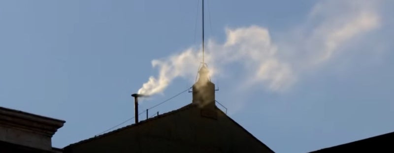 Cónclave anuncia nuevo Papa con humo blanco