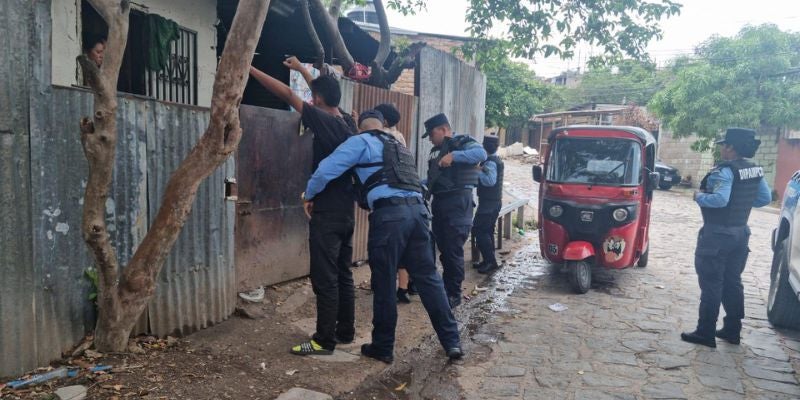 Autoridades policiales intervienen terminales de mototaxis en la capital