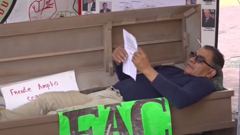 ¡Plantón en Congreso! Desde ataúd, docente exige reformas a la Ley del Inprema
