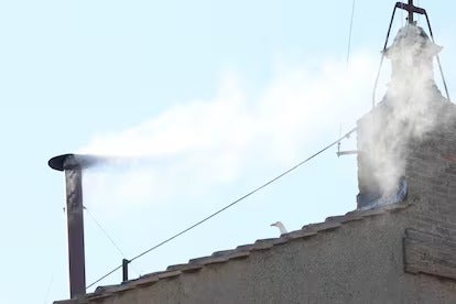 Cónclave anuncia nuevo Papa con humo blanco