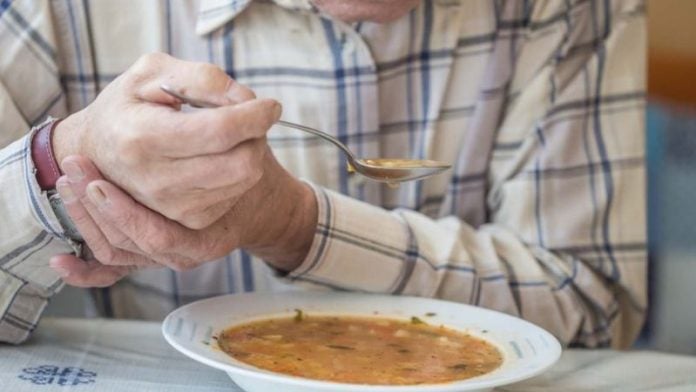 Advierten que alimentos ultraprocesados podrían acelerar signos tempranos del Parkinson