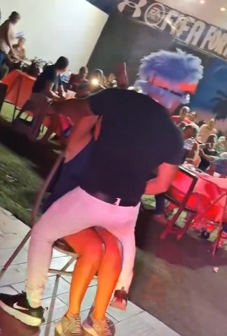 esposo celoso ataca a payaso con cuchillo