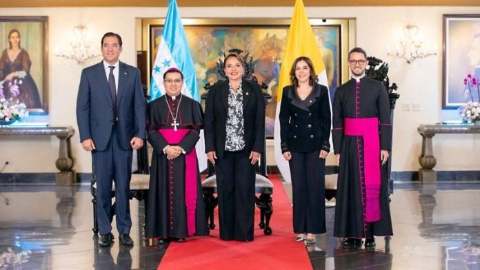 Presidenta Castro recibe al Nuncio Apostólico de la Santa Sede