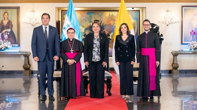 Presidenta Castro recibe al Nuncio Apostólico de la Santa Sede