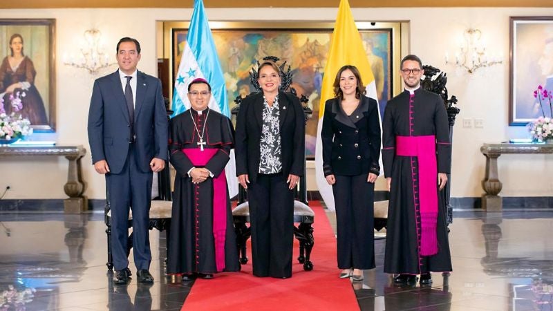 Presidenta Castro recibe al Nuncio Apostólico de la Santa Sede