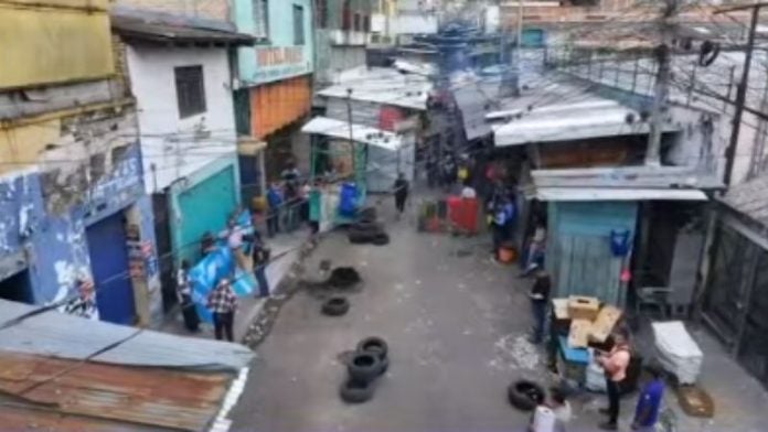 Vendedores protestan por decomisos de carretas