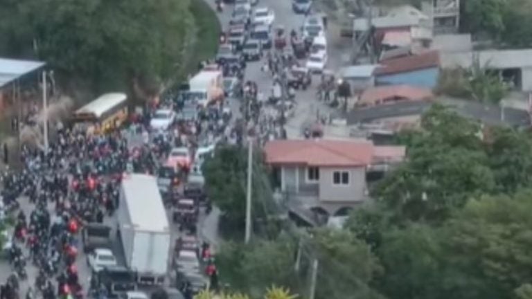 Colectivos de Libre bloquean carretera al sur de TGU y causan caos vehicular