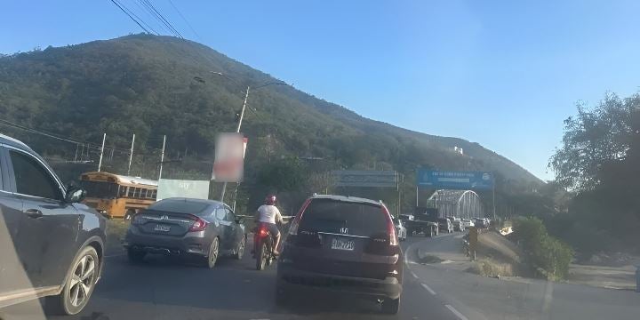 Baches y grietas en el puente Chamelecón, nuevo calvario de conductores