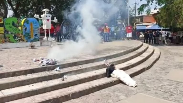 Con quema de monigotes de funcionarios finaliza marcha del 1 de mayo en El Progreso