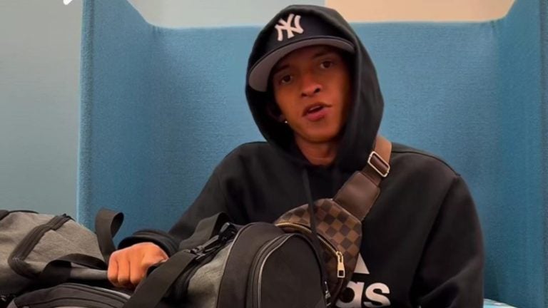 Rude Boy denuncia discriminación en avión por ser migrante