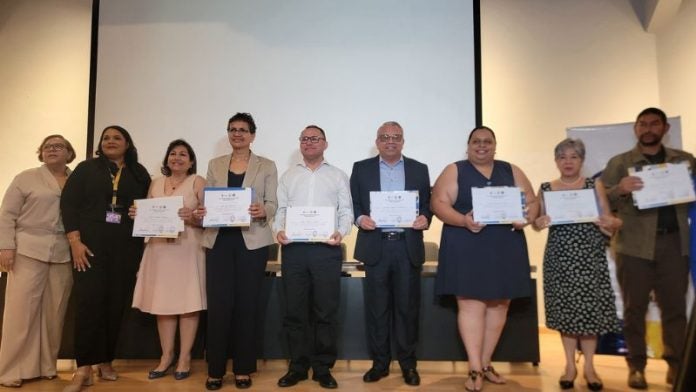 UNAH reconoce periodistas egresados