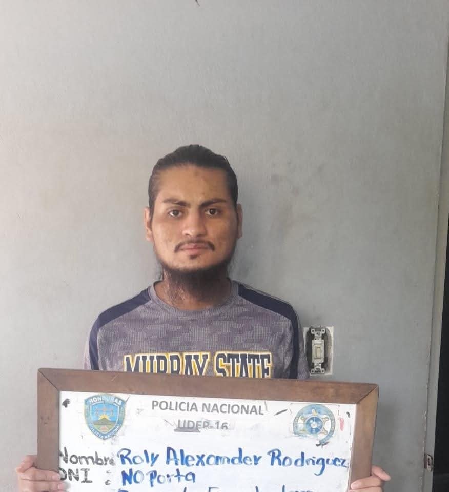 Roly Alexander Rodríguez cuando fue detenido por las autoridades.