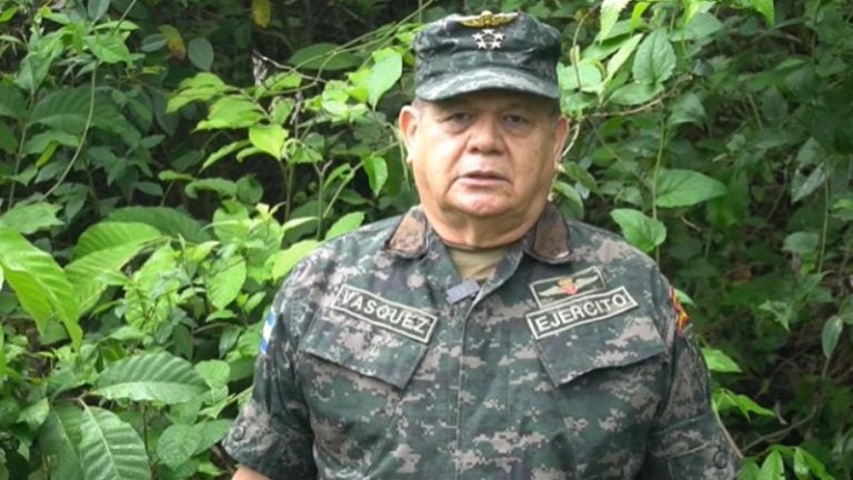 Con indumentaria militar, Romeo Vásquez se dirige nuevamente al fiscal general