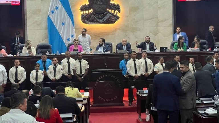 Redondo evita moción de orden; suspende sesión tras cinco minutos de iniciada