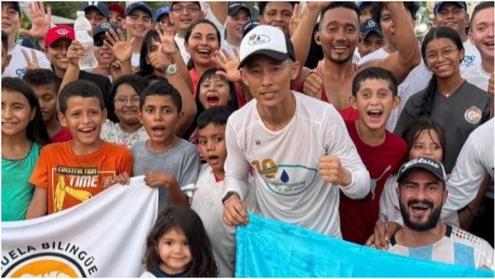 El influencer japonés se encuentra realizando el reto de 225 kilómetros a La Ceiba.