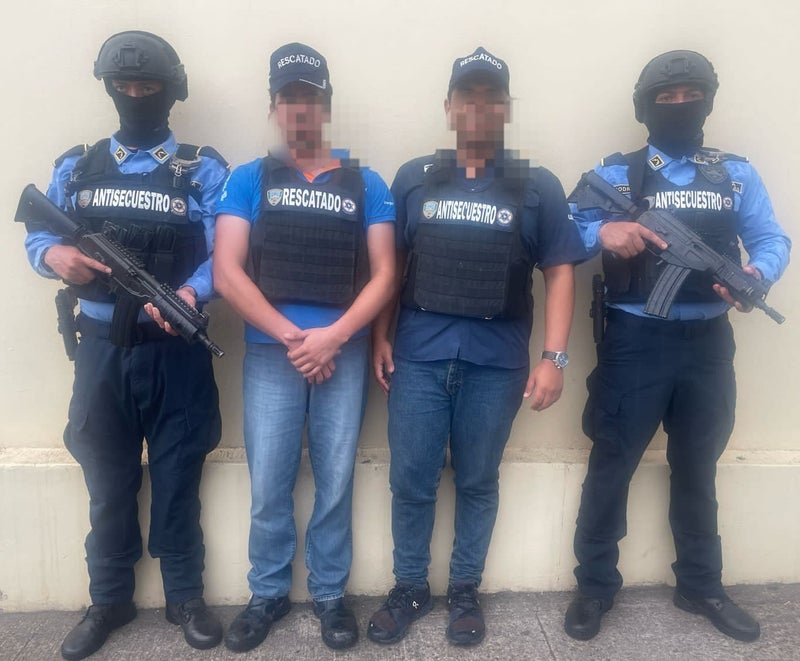rescatan dos personas en Santa Ana