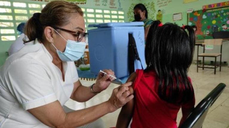 Vacunar niños por repunte de tos ferina