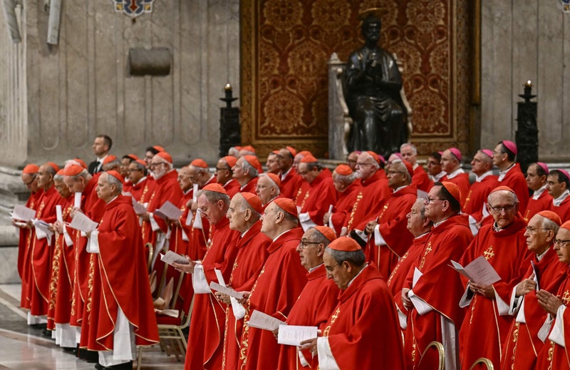 comen cardenales encerrados en el cónclave