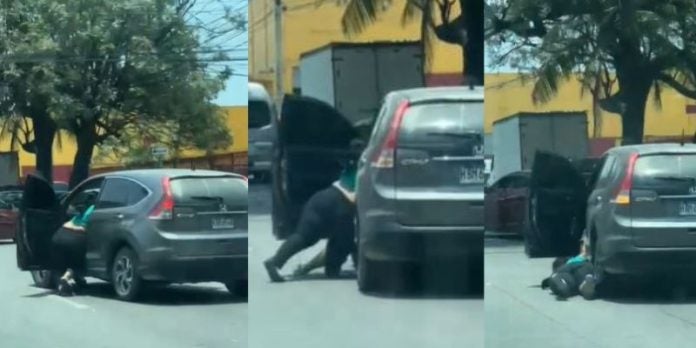 Mujer queda tirada tras forcejear con puerta de vehículo en SPS