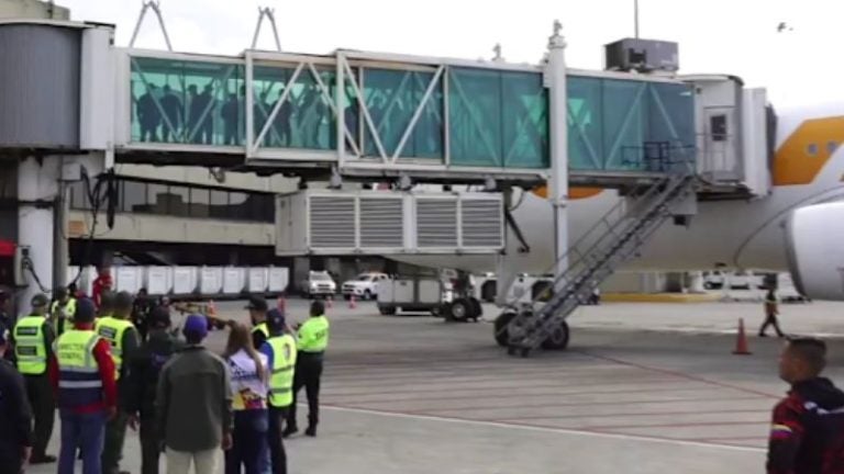 Venezuela recibe a 183 migrantes en vuelo de repatriación desde Honduras