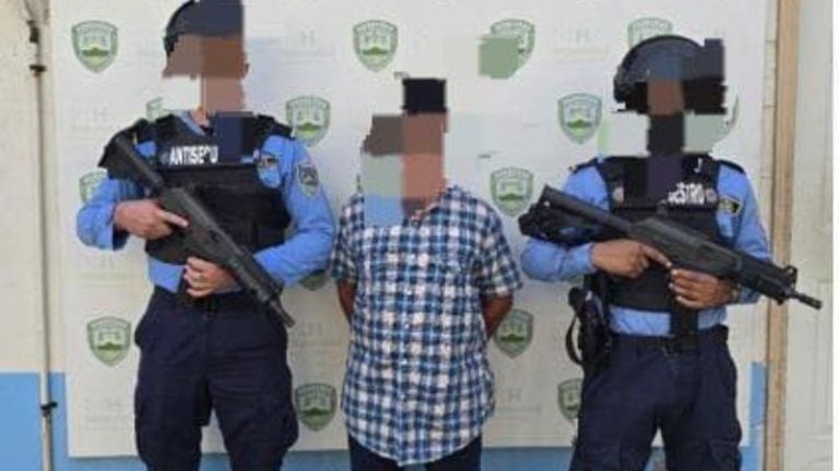 Adulto mayor es acusado de abusar a menor y obligar a su madre a vivir con él en SPS