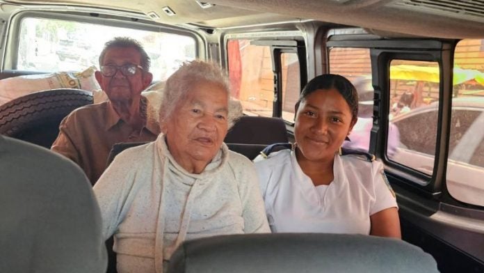Adultos mayores abandonados por sus hijos son trasladados a asilo en Comayagua