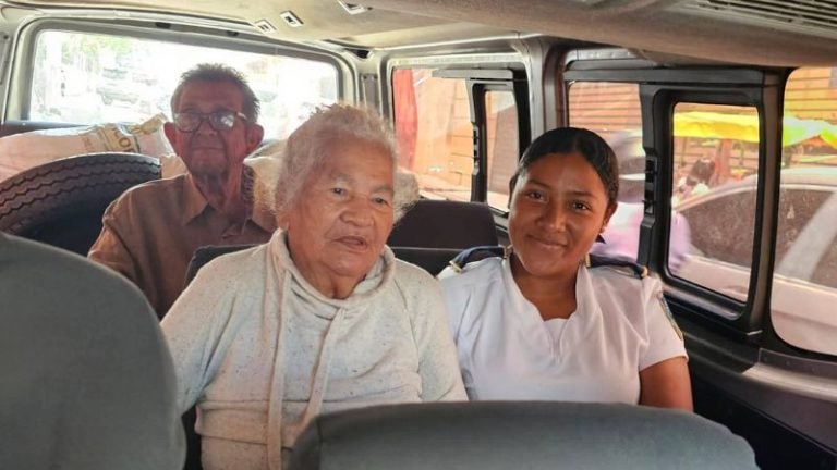 Adultos mayores abandonados por sus hijos son trasladados a asilo en Comayagua