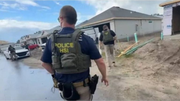 Arrestan a más de dos docenas de inmigrantes en una construcción en Florida