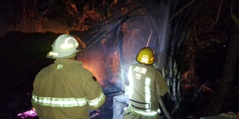 Incendio deja a dos familias sin hogar en La Ceiba