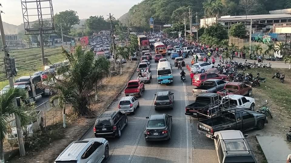 Los pobladores en Choloma cerraron la calle.