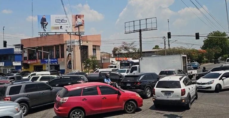Conductores reportan caos vial en San Pedro Sula por apagones