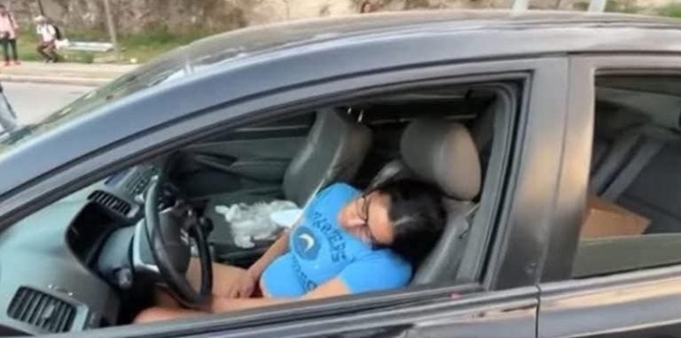 Conductora ebria y dormida obstruye el anillo periférico de Tegucigalpa